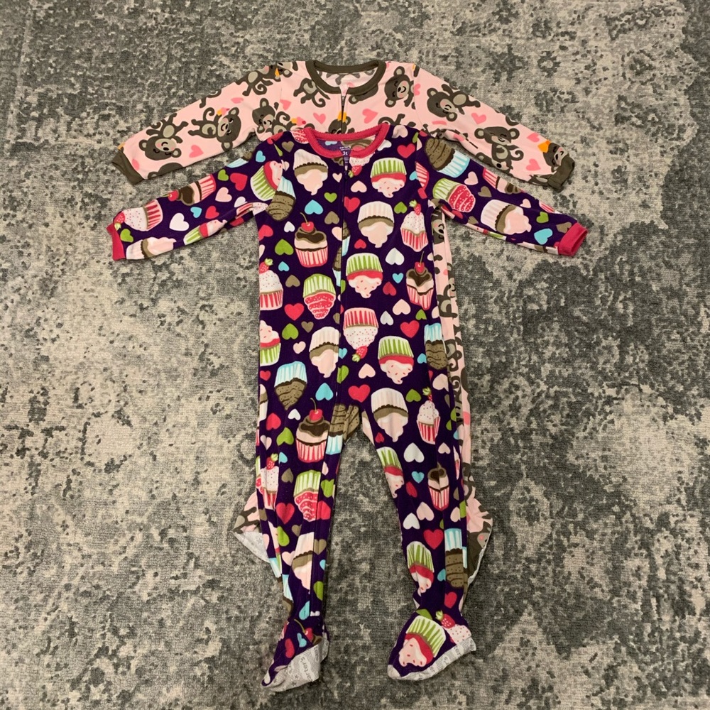 2 Pair of Carter’s footie pajamas size 3T